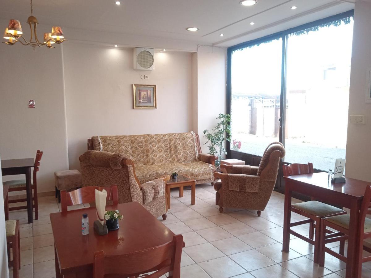 Thiamis Guesthouse Doliana Bagian luar foto